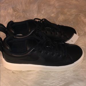 NWT NIKE BLACK LEATHER SNEAKERS